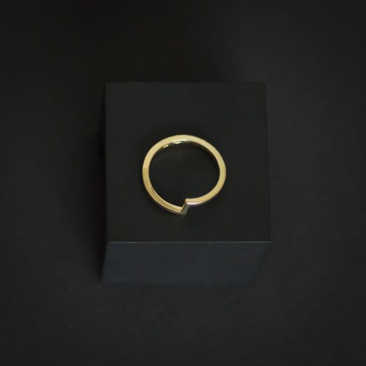 Mind The Gap gold ring